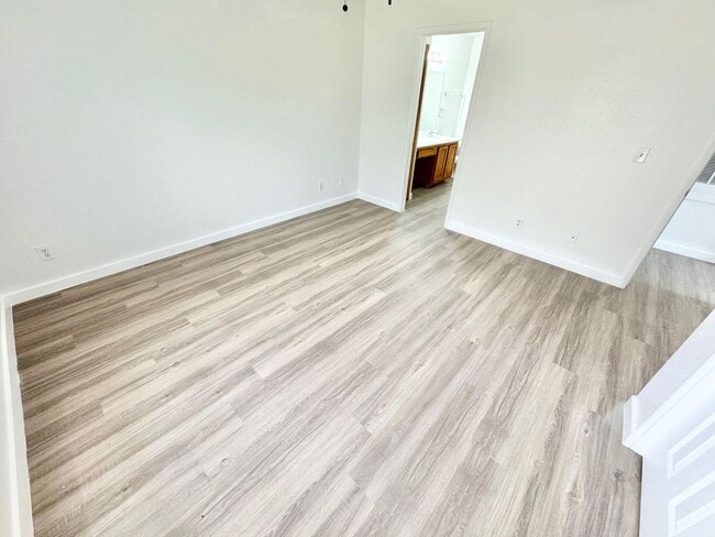Building Photo - STUNNING 2 BEDROOM 2 BATH CONDO IN GATED C...