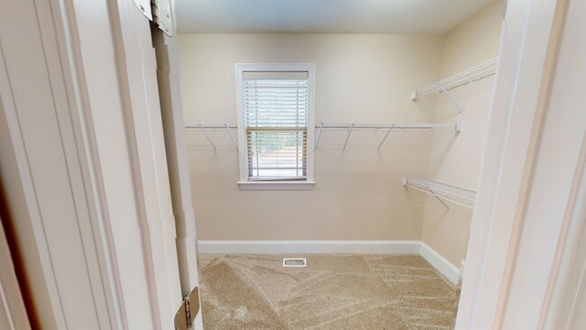 Building Photo - Large 5 Bedroom with Large Fenced in Back ...