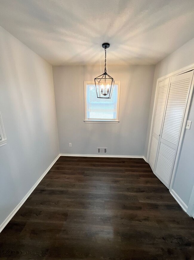 Building Photo - Move-In Ready 6-Bedroom Home in Raytown