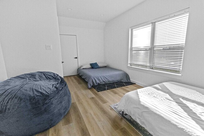 Building Photo - 6740 Peerless St