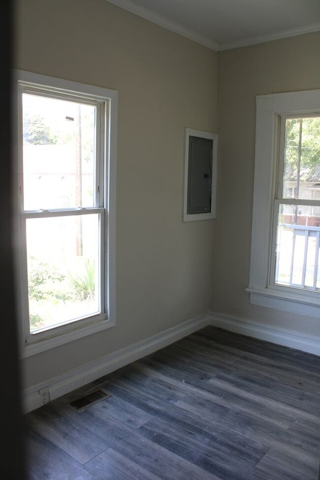 Building Photo - 413 Grace St S