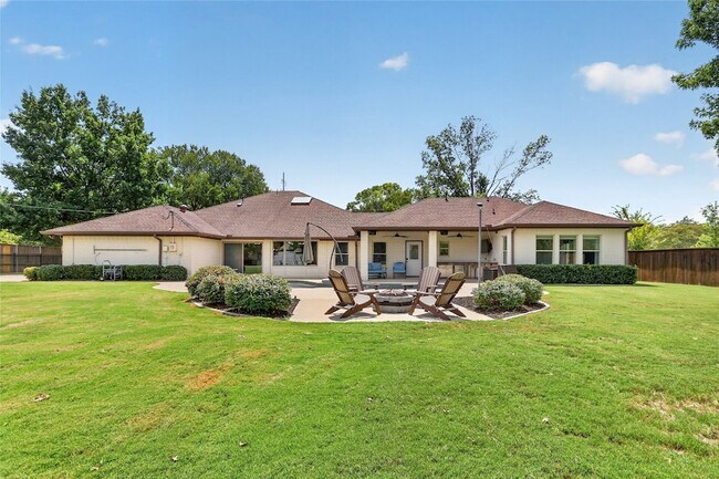 Building Photo - 1400 Emerald Cir