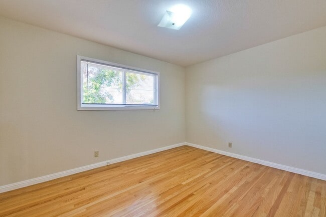 Building Photo - Beautiful Birdland Home on Quiet Cul-de-Sa...