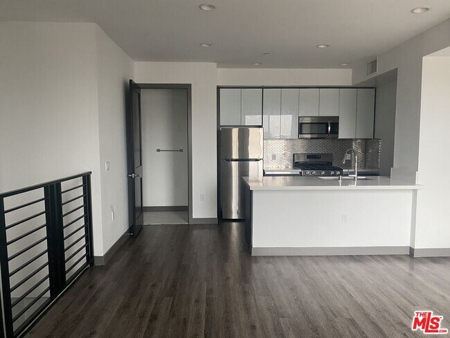 Building Photo - 552 N Hobart Blvd