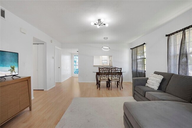 Building Photo - 2415 Bayshore Gardens Pkwy