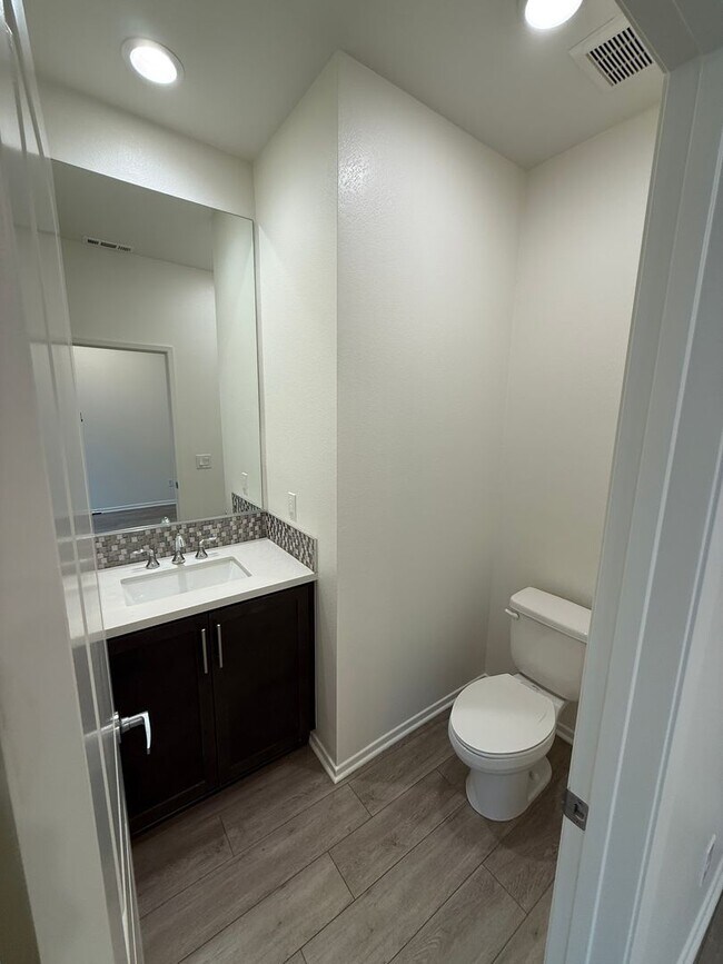 Building Photo - Stylish 3-Story Townhome in the Gated Paci...