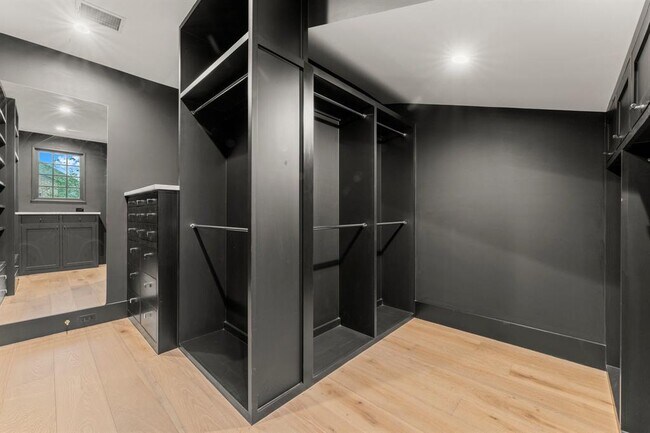 Building Photo - 2530 Stanmore Dr