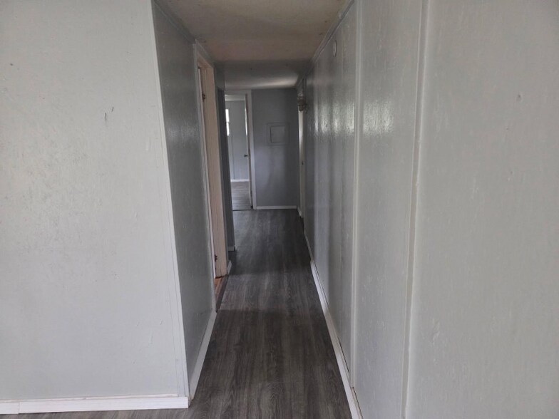 Building Photo - 2 B Harding St