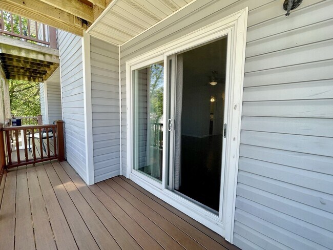 Building Photo - Freshly painted & Available NOW! Tri-Level...