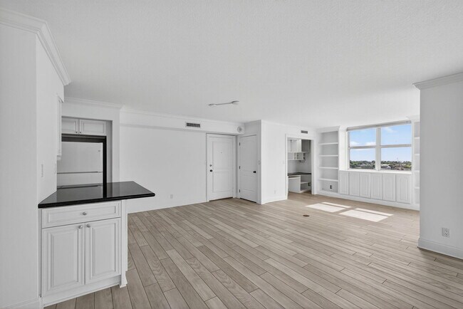 Building Photo - 2600 N Flagler Dr