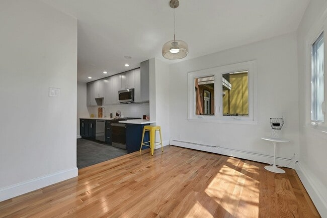 Building Photo - 158 Edgar St