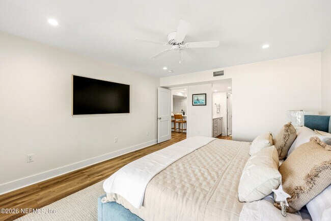 Building Photo - 10 10th St