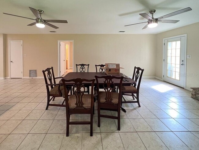 Building Photo - 3920 SW 21st St