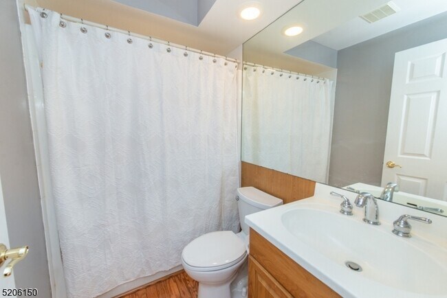 Building Photo - 326 Victor St