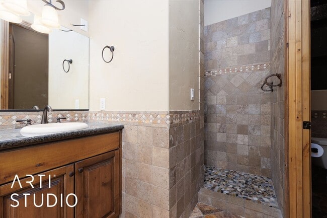 Building Photo - Beautiful 4 Bedroom, 3.5 Bath Home in Scenic