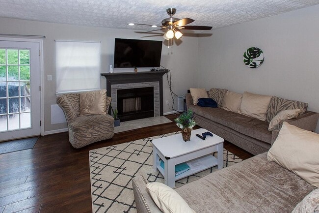 Building Photo - Spacious Williamsburg Townhome with Modern...