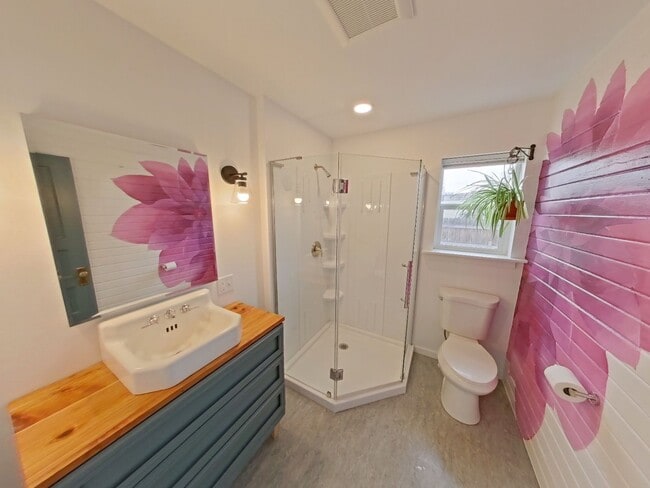 Building Photo - Lovely Remodeled 2 Bedroom Home in the hea...