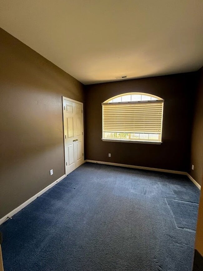 Building Photo - beautiful carson home with amazing yard an...