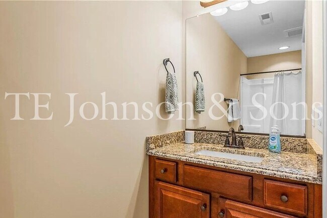 Building Photo - Beautiful 2 Bedroom Townhome with Bonus Room, Garage, and High End Finishes