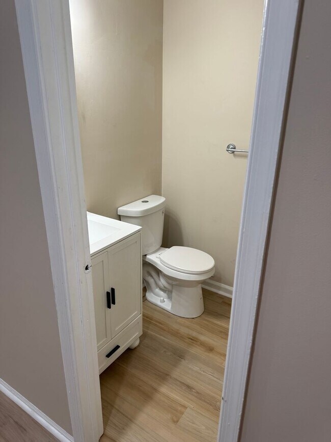 Building Photo - 100 Shawnee Pl