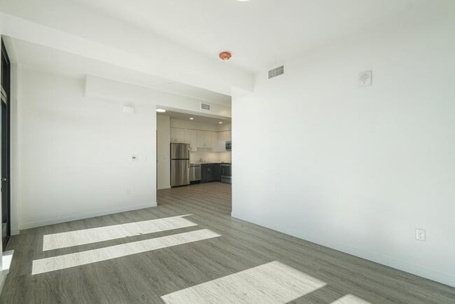 Building Photo - New Contemporary Sunny Apartment With Views