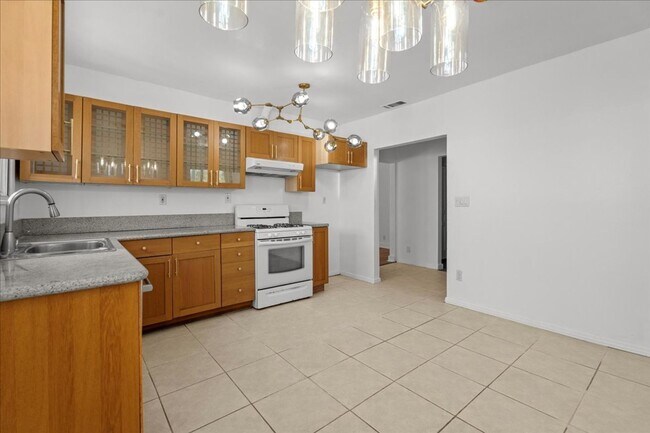 Building Photo - Stylish and Updated North Inglewood House ...