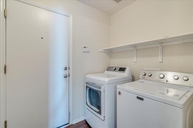 Building Photo - 267 Carolyns Way