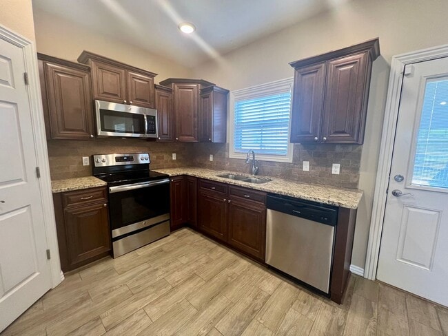 Building Photo - 3B/2.5B Spacious Townhome with Fenced Back...