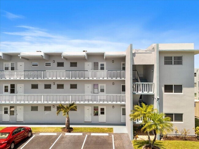 Building Photo - 2200 Park Ln