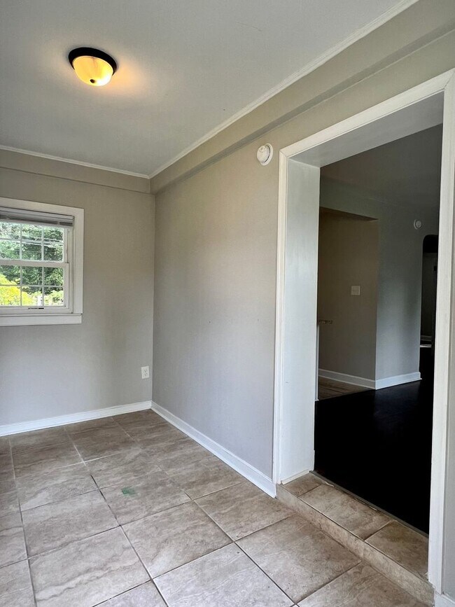 Building Photo - Charming 2 bedroom, 1 bathroom Rancher in ...