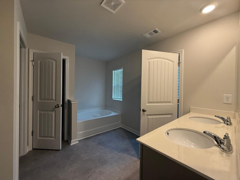 Building Photo - 5135 Tulip Sq