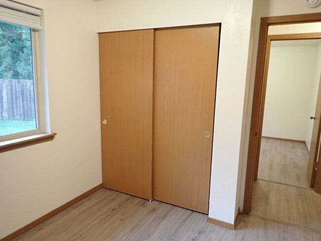 Building Photo - Puyallup Duplex