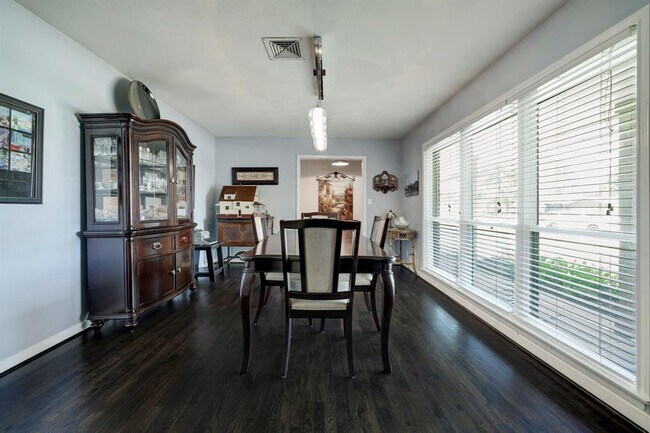 Building Photo - 2910 Freshmeadows Dr