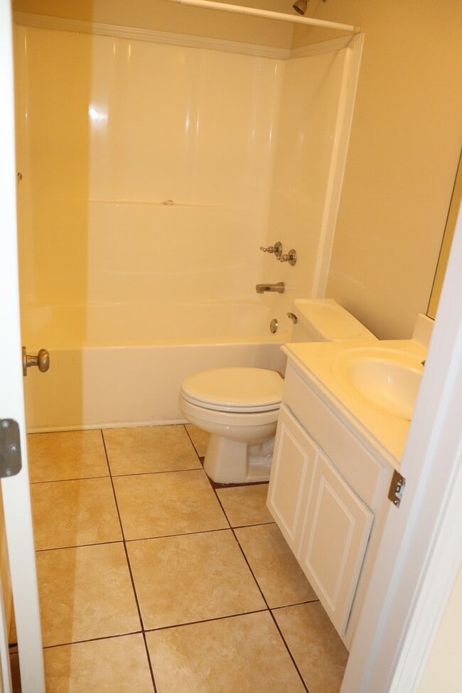 Building Photo - Lovely 3 bedroom 2 bath home for lease in ...