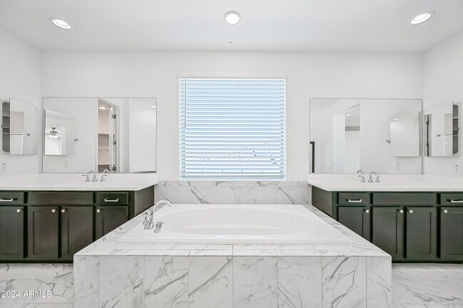 Building Photo - 14049 W Desert Hollow Dr