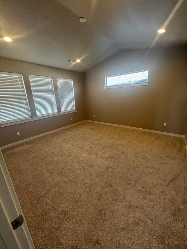 Building Photo - 18551 White Rose Pl