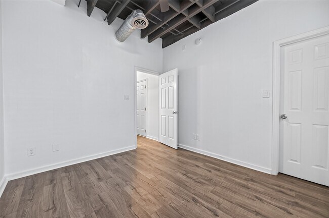 Building Photo - 708 W Clay St