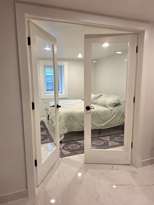 Building Photo - 227 Juneway Terrace