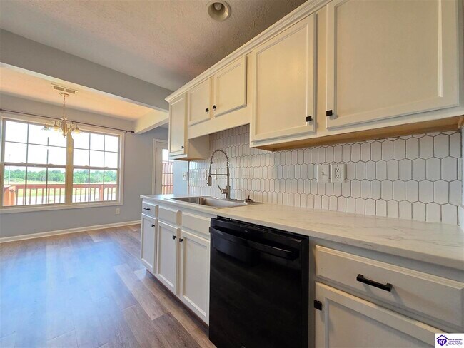 Building Photo - 153 Twin Lakes Dr