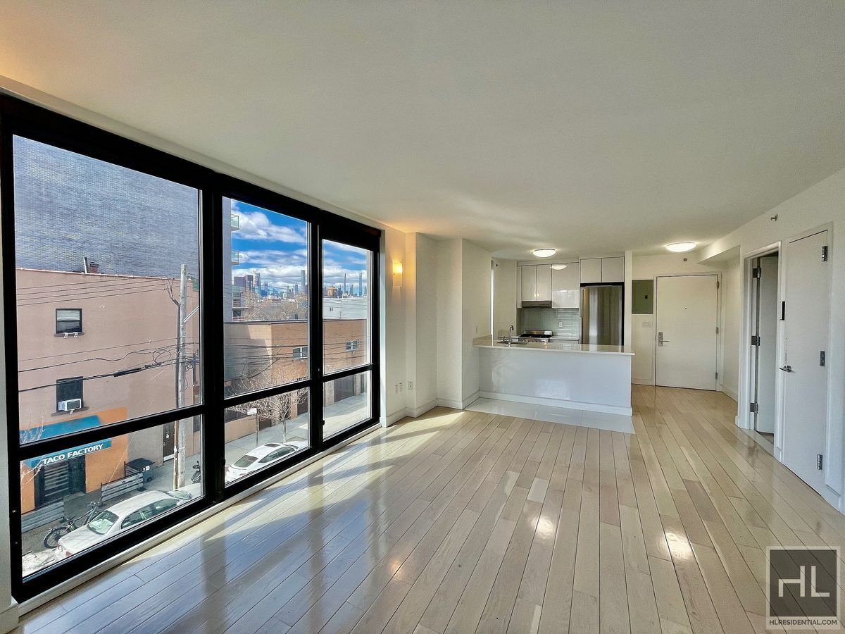 Building Photo - Stunning rent stabilized 1 bedroom with private balcony, onsite laundry, gym & roof deck