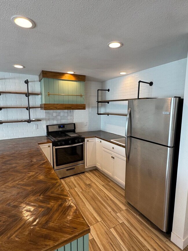 Building Photo - !! MOVE-IN SPECIAL !! Cozy Carson Back House with Skylights & Washer/Dryer