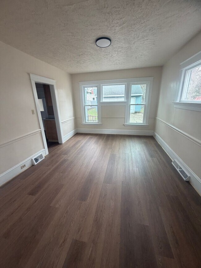 Building Photo - 3 Bed 1 Bath with 2 car garage