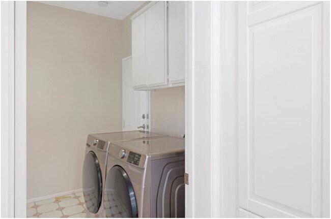 Building Photo - Fully Furnished Short Term Ocean Close Rental