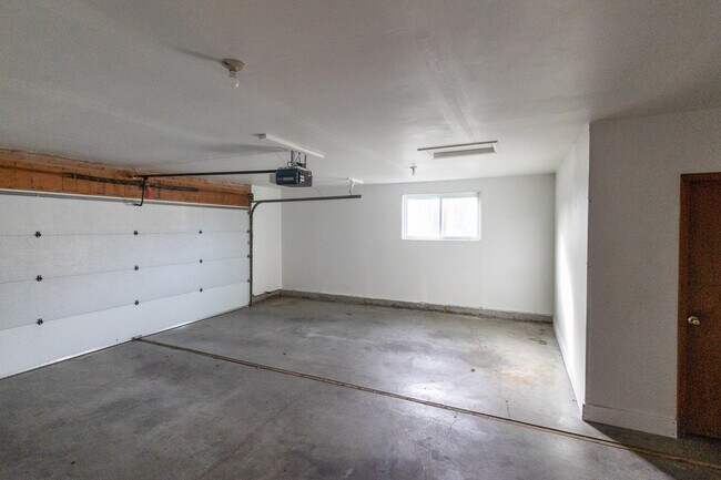 Building Photo - 1132 S Amaya Ave