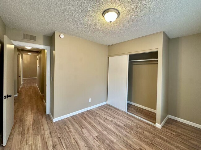 Building Photo - 6672 Peachtree Ln