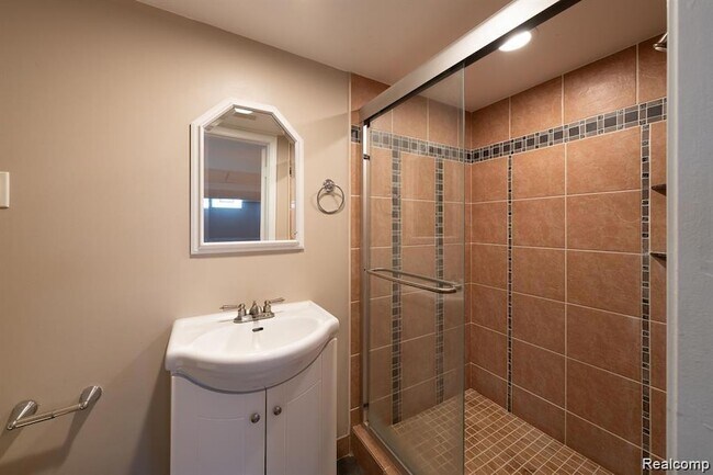 Building Photo - 41415 Harvard Dr