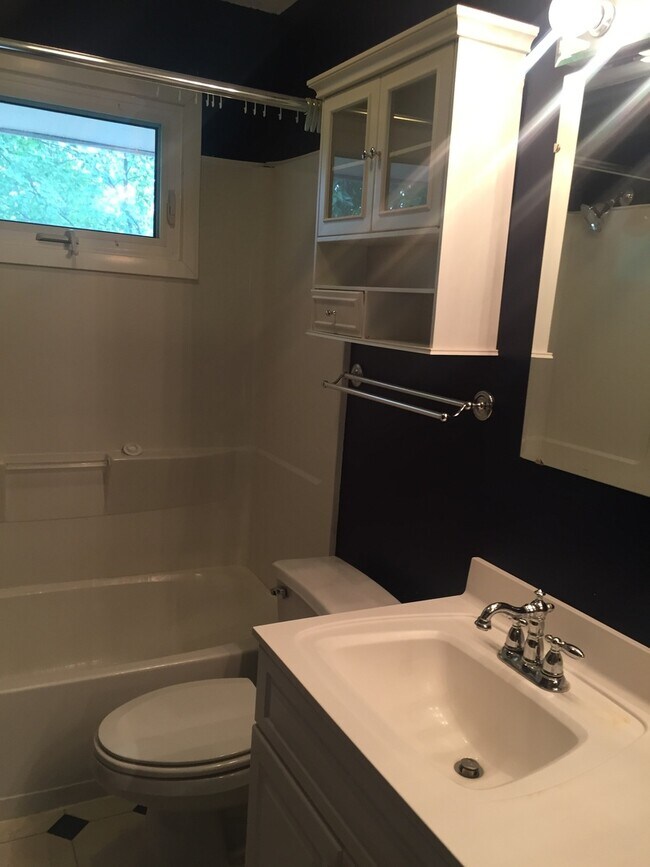 Building Photo - Gorgeous 2 Bedroom, 1.25 Bath Townhouse near UIHC