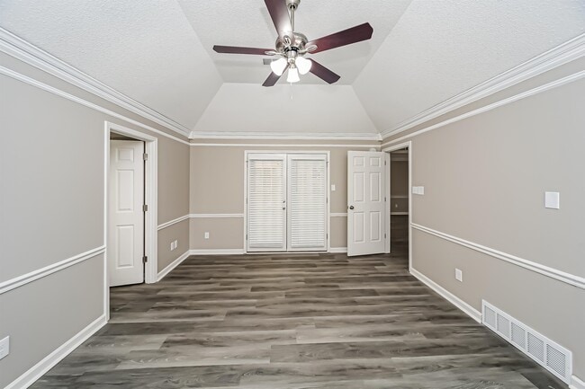Building Photo - 6750 Lake Point Cir
