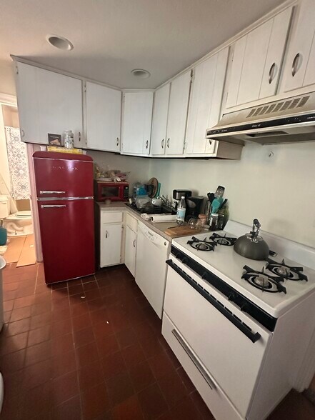 kitchen getting refresh - 38 Howard St