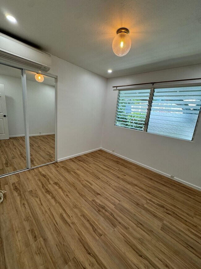 Building Photo - 3 BED, 2 BATH, 2 Parking with AC- Kalani Iki Estates